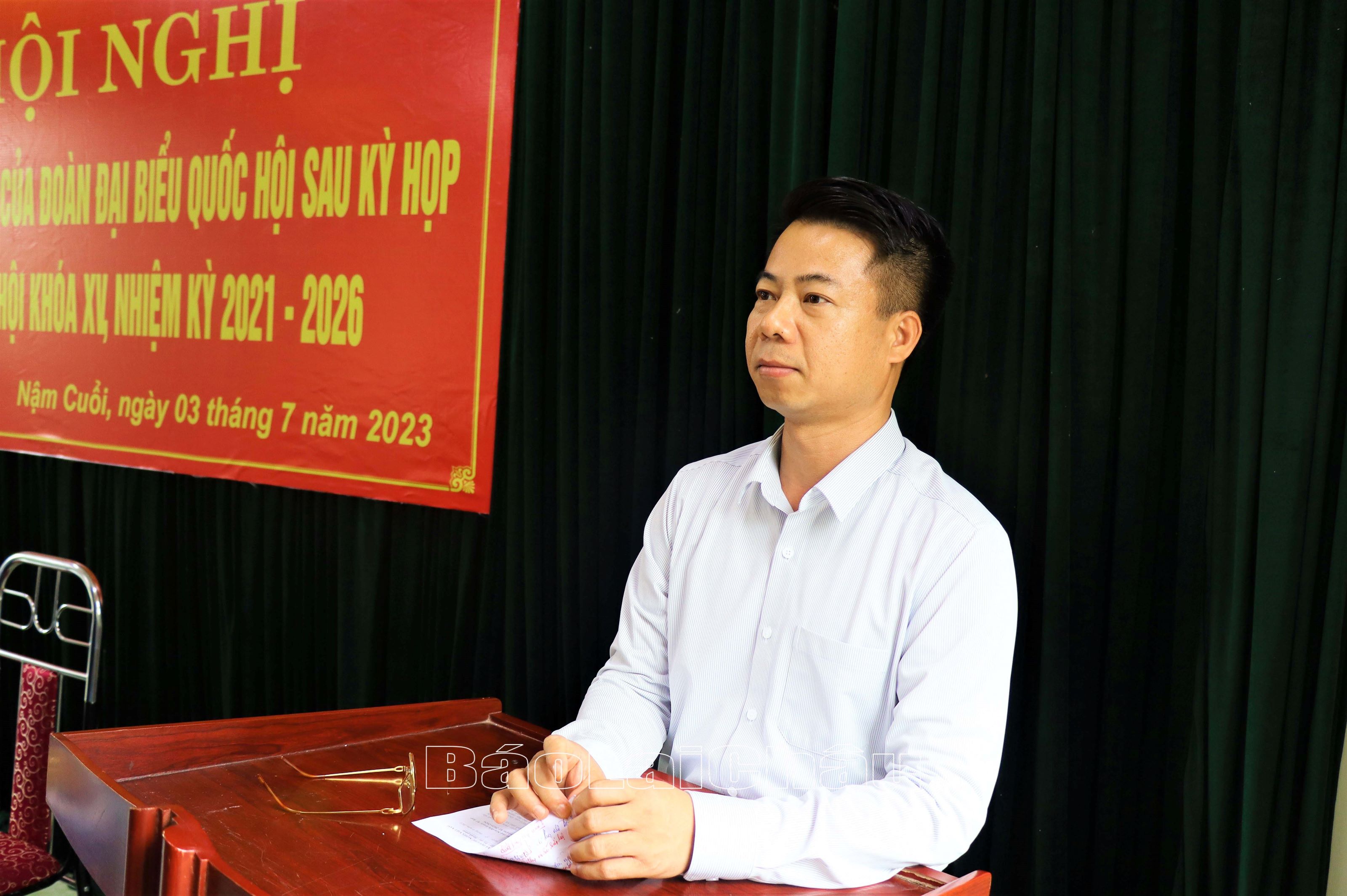 Đồng chí Hoàng Quốc Khánh, Phó trưởng Đoàn chuyên trách Đoàn ĐBQH tỉnh trả lời ý kiến cử tri.