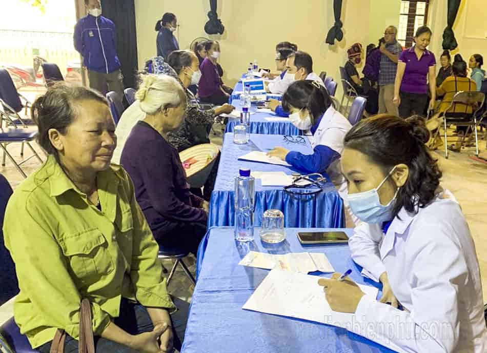 Người cao tuổi xã Thanh Chăn (huyện Điện Biên) được cán bộ y tế Bệnh viện Đa khoa tỉnh thăm, khám sức khỏe và cấp phát thuốc miễn phí qua thẻ BHYT.