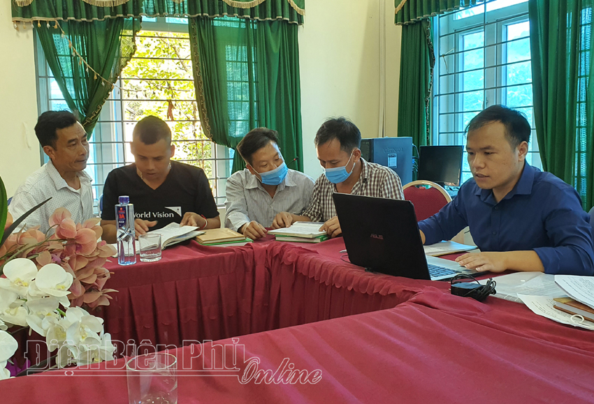 Cán bộ Quỹ Quản lý và Bảo vệ rừng phối hợp với UBND xã Huổi Lèng (huyện Mường Chà) rà soát, kiểm tra thông tin các chủ rừng sau khi sáp nhập, đổi tên thôn bản.