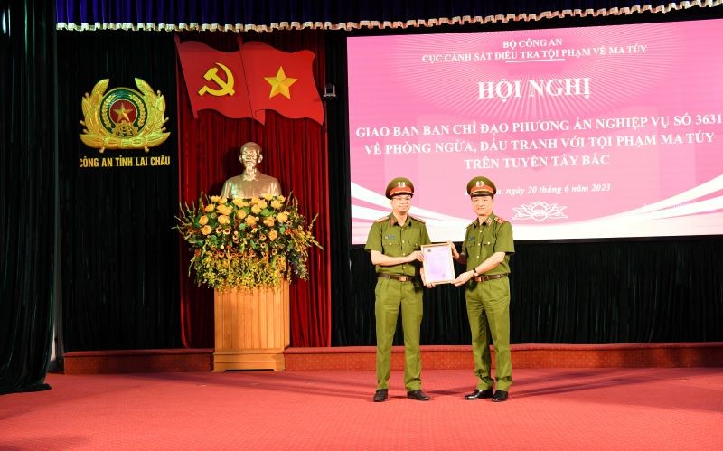 Trao thư khen của Bộ Công an cho Công an thành phố Lai Châu.