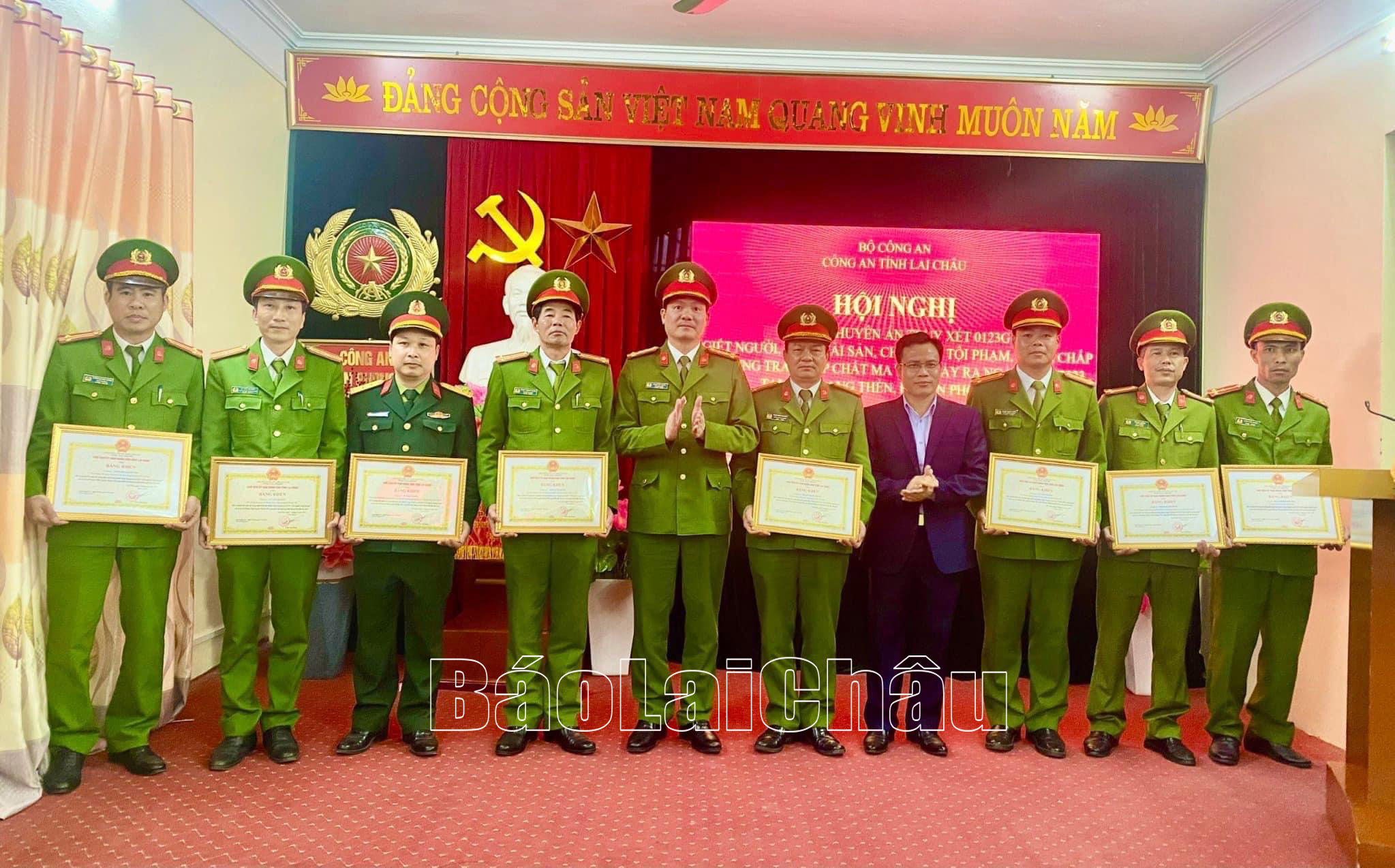Thượng tá Phạm Mạnh Hùng (thứ 3 bên phải ảnh) nhận phần thưởng từ Ban Chuyên án trong một vụ án phức tạp năm 2022.