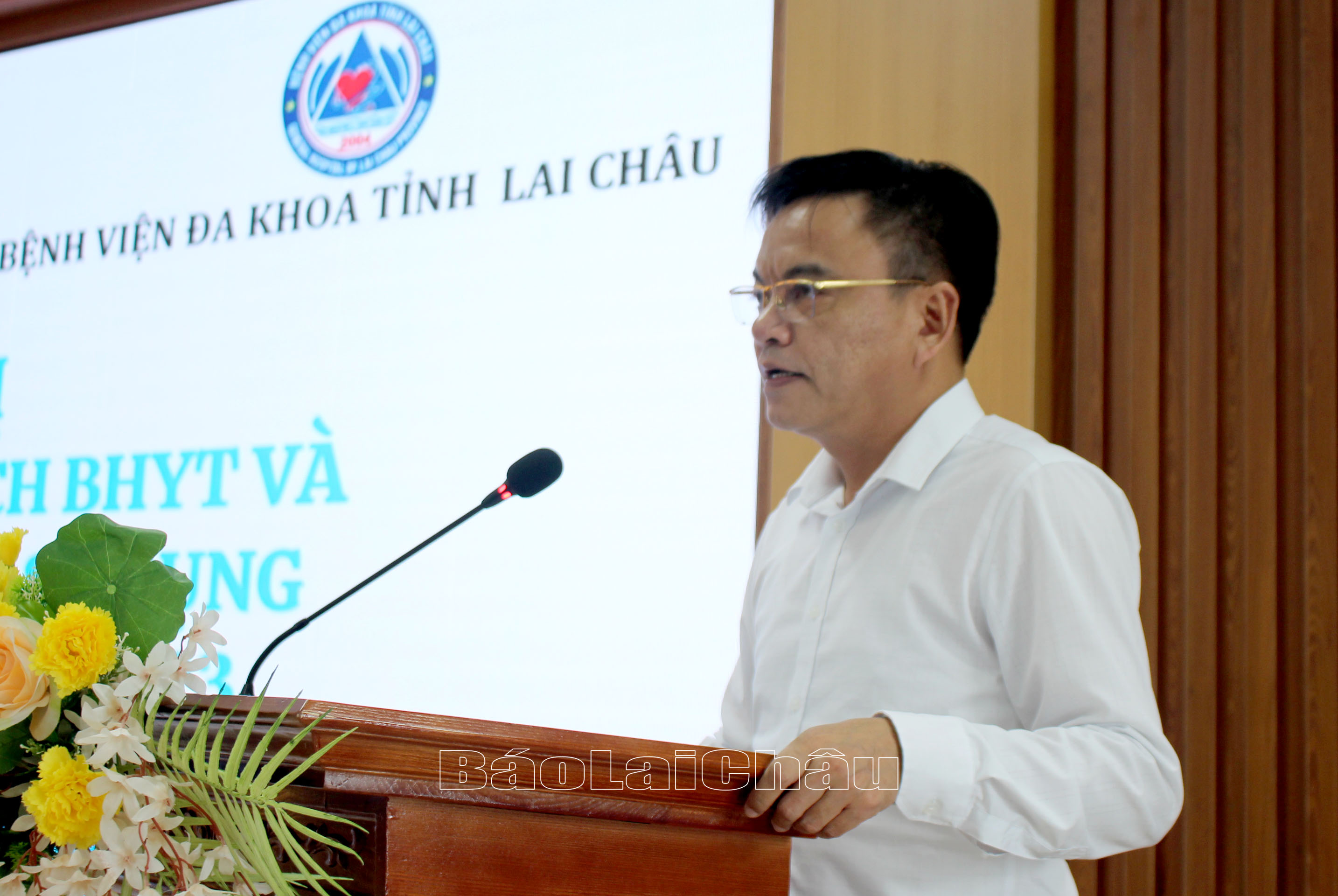 Đồng chí Dương Quốc Tuấn - Phó Giám đốc BHXH tỉnh phát biểu tại Hội nghị truyền thông, đối thoại chính sách BHYT. 