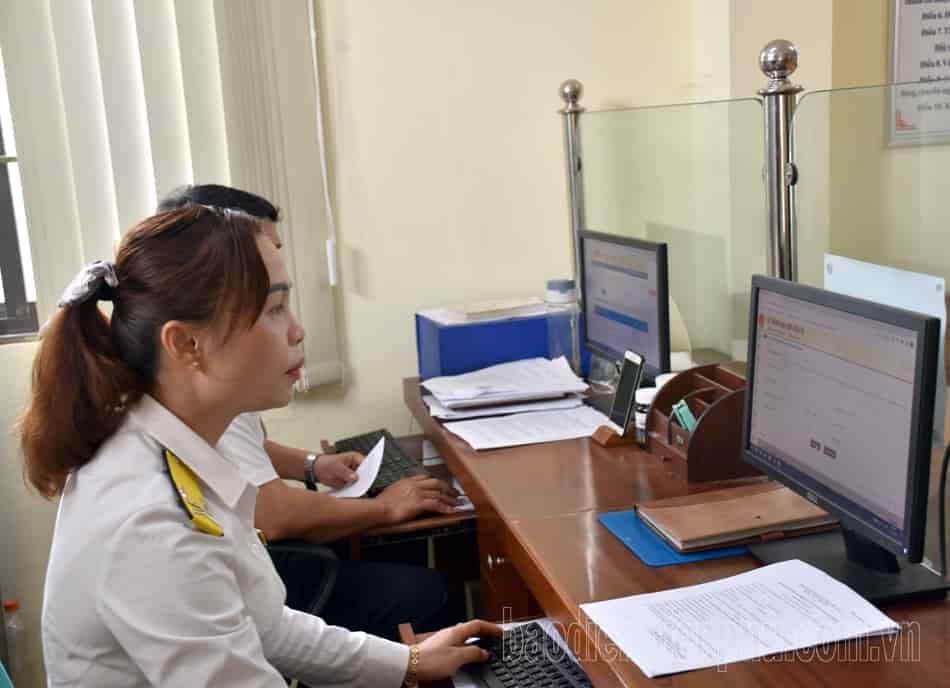 Cán bộ Chi cục Thuế huyện Nậm Pồ rà soát các thủ tục hành chính thuế.