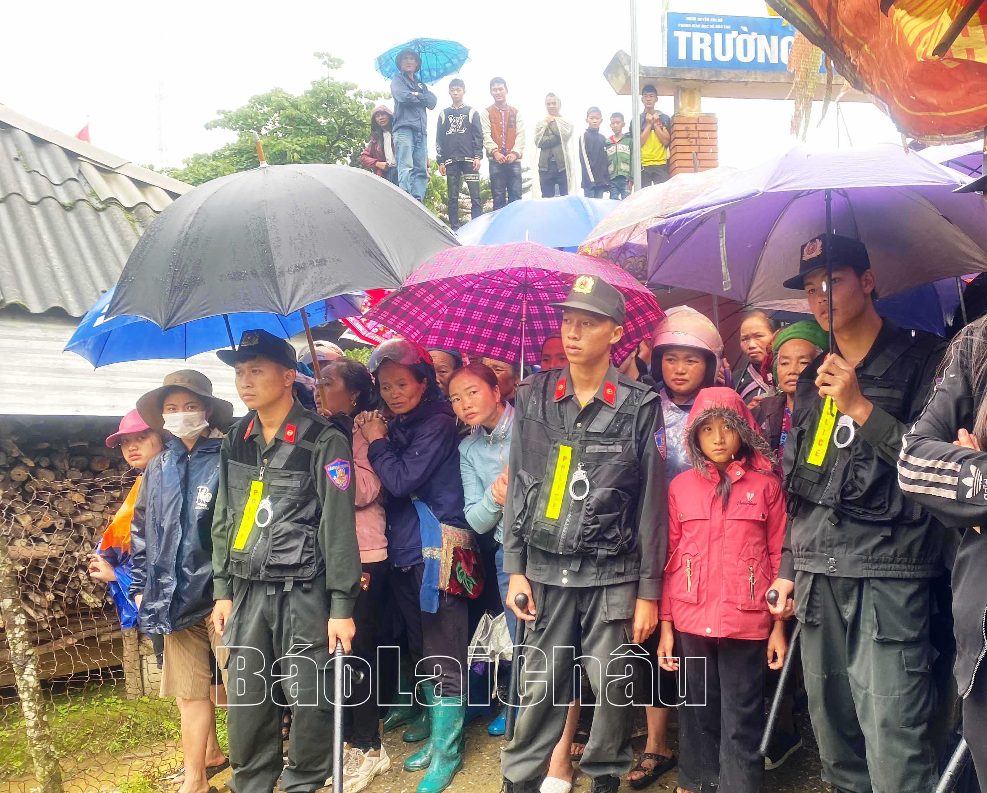 Hình ảnh người dân đứng che mưa cho các chiến sỹ cảnh sát làm nhiệm vụ trong Chuyên án 0723G  thực sự xúc động.