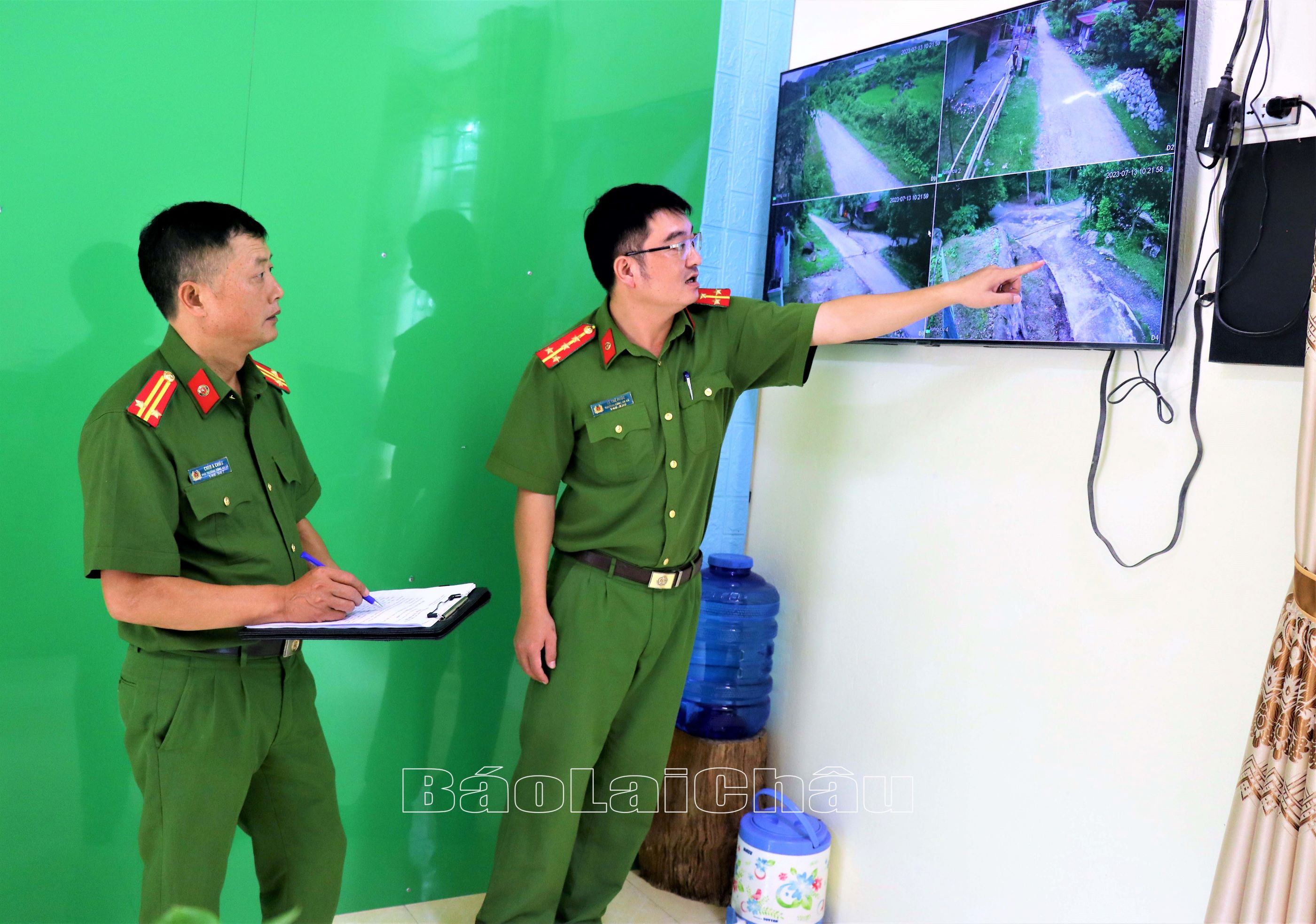 Công an xã Lùng Thàng (huyện Sìn Hồ) kiểm tra tình hình qua cammera an ninh.
