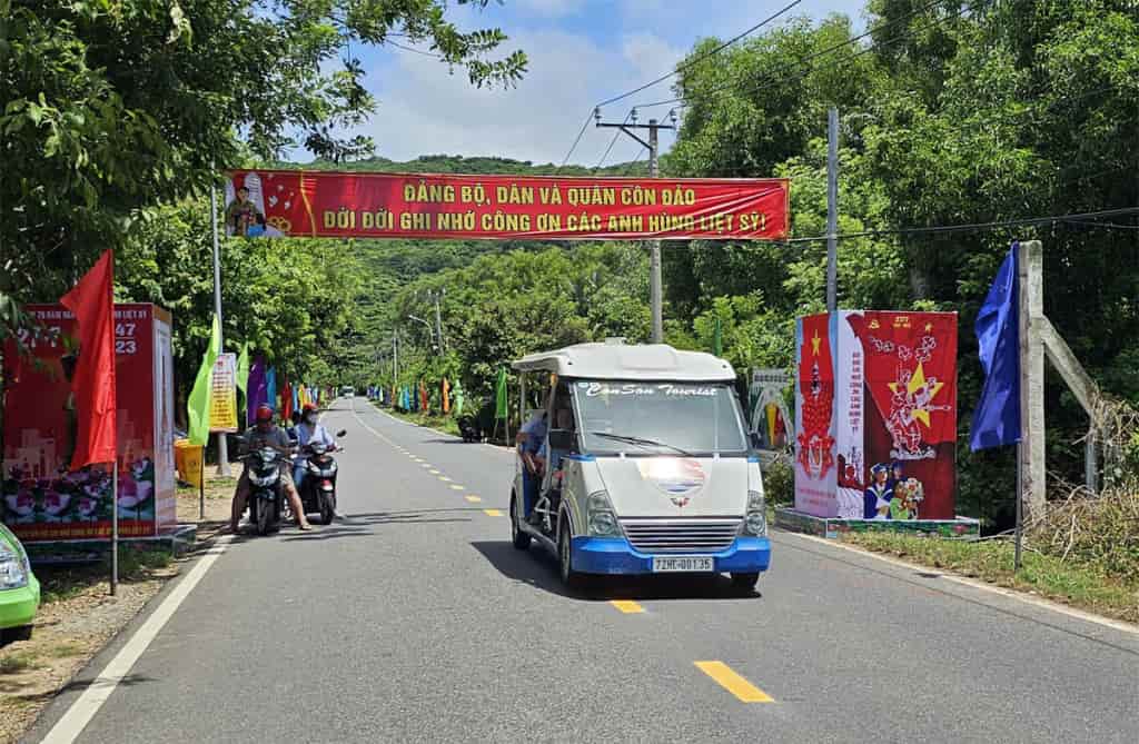 Côn Đảo những ngày tháng 7 rực rỡ băng rôn, cờ, hoa rực rỡ chào mừng kỷ niệm Ngày Thương binh-Liệt sĩ.