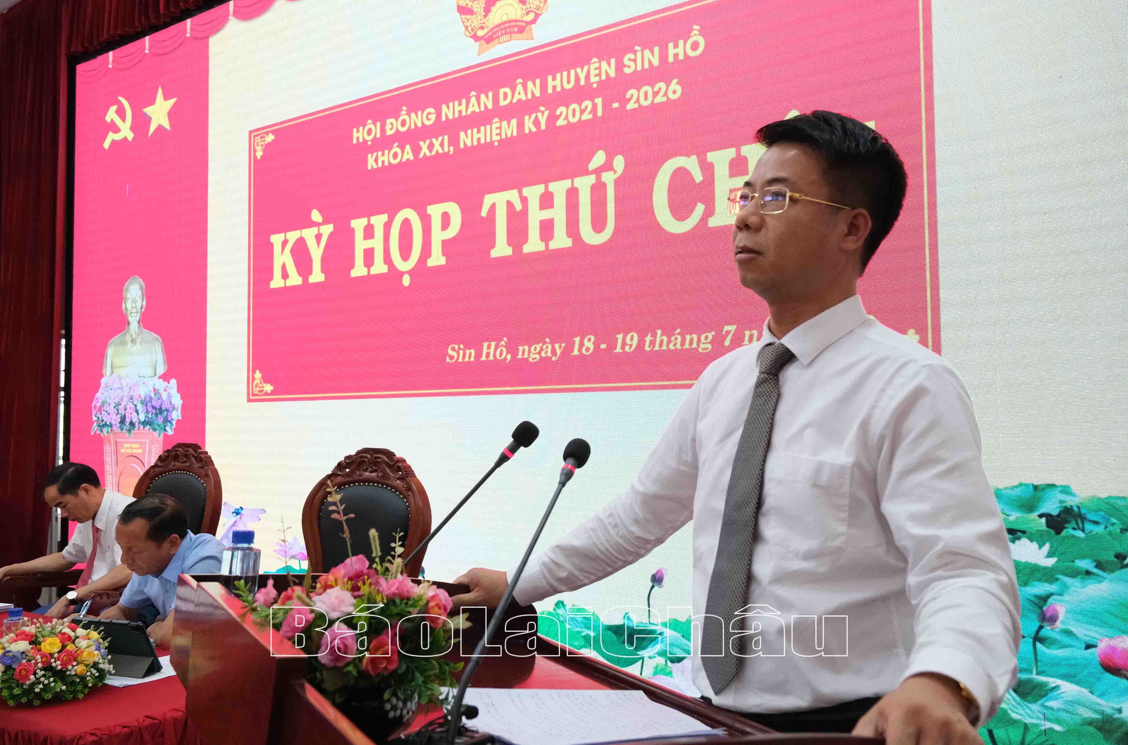 Đồng chí Hoàng Quốc Khánh, Tỉnh ủy viên, Phó Trưởng Đoàn ĐBQH tỉnh phát biểu tại kỳ họp.