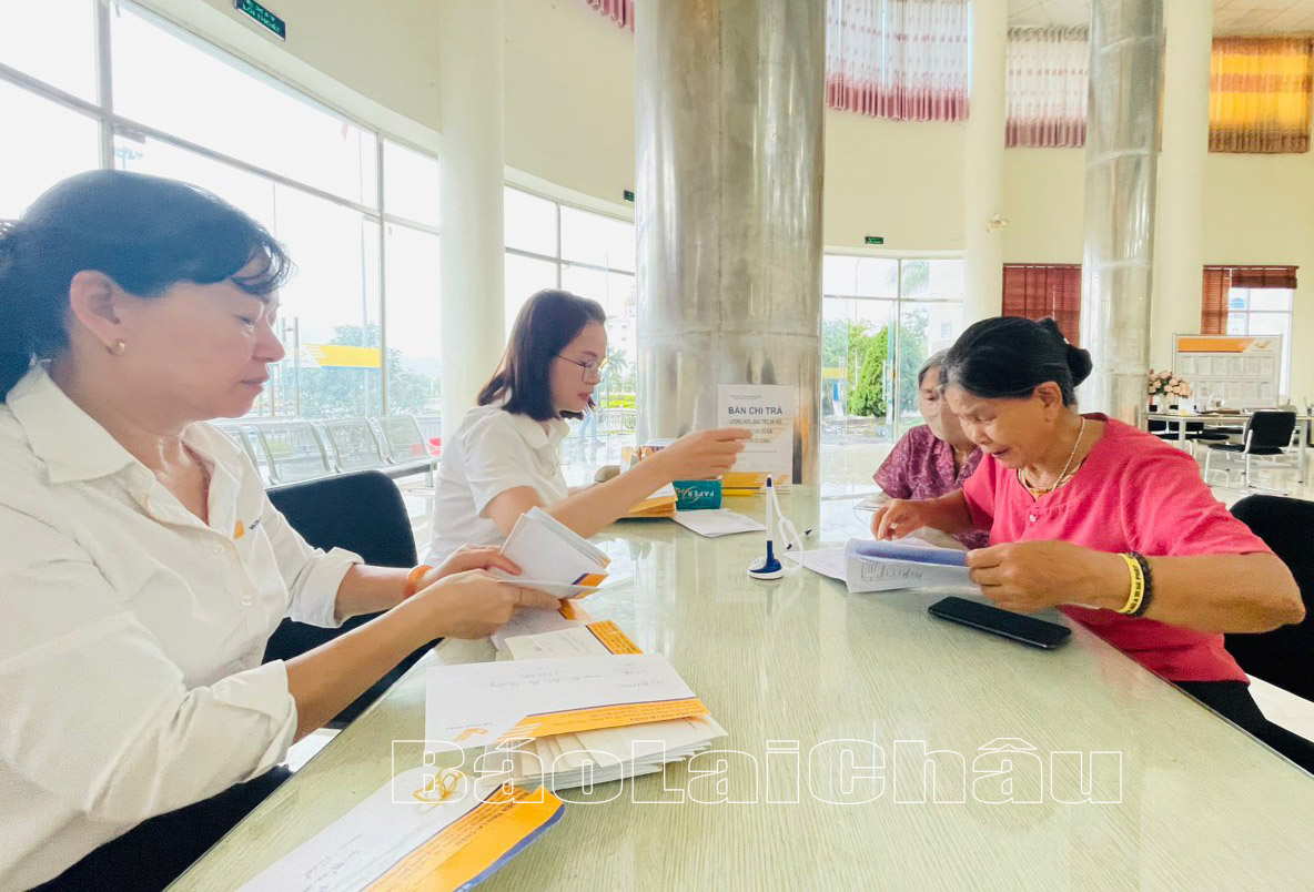 Cán bộ BHXH chi trả lương hưu cho người dân phường Tân Phong, thành phố Lai Châu.