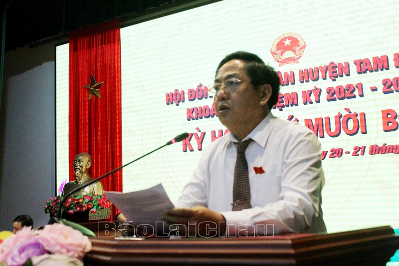 Đồng chí Sùng Lử Páo - Chủ tịch UBND huyện Tam Đường báo cáo tình hình thực hiện kế hoạch phát triển kinh tế - xã hội, đảm bảo quốc phòng - an ninh 6 tháng đầu năm, nhiệm vụ 6 tháng cuối năm 2023 tại kỳ họp.