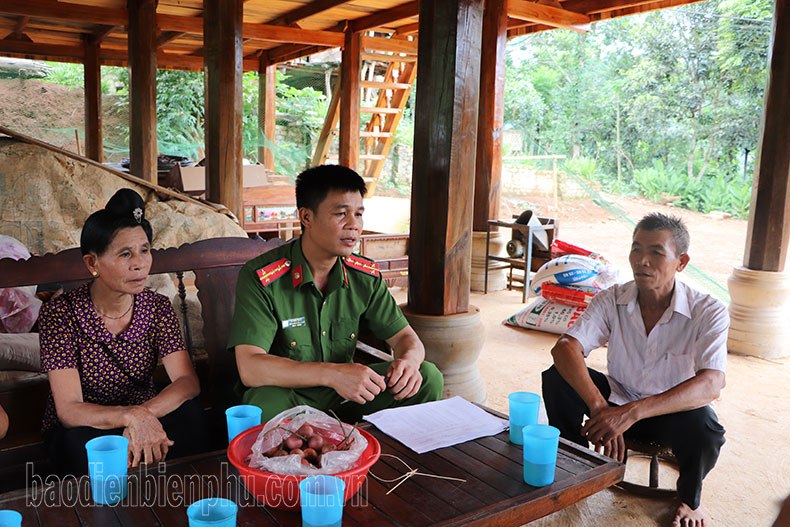 Công an xã Hua Thanh, huyện Ðiện Biên tuyên truyền công tác phòng chống tội phạm đến người dân bản Tâu 1.