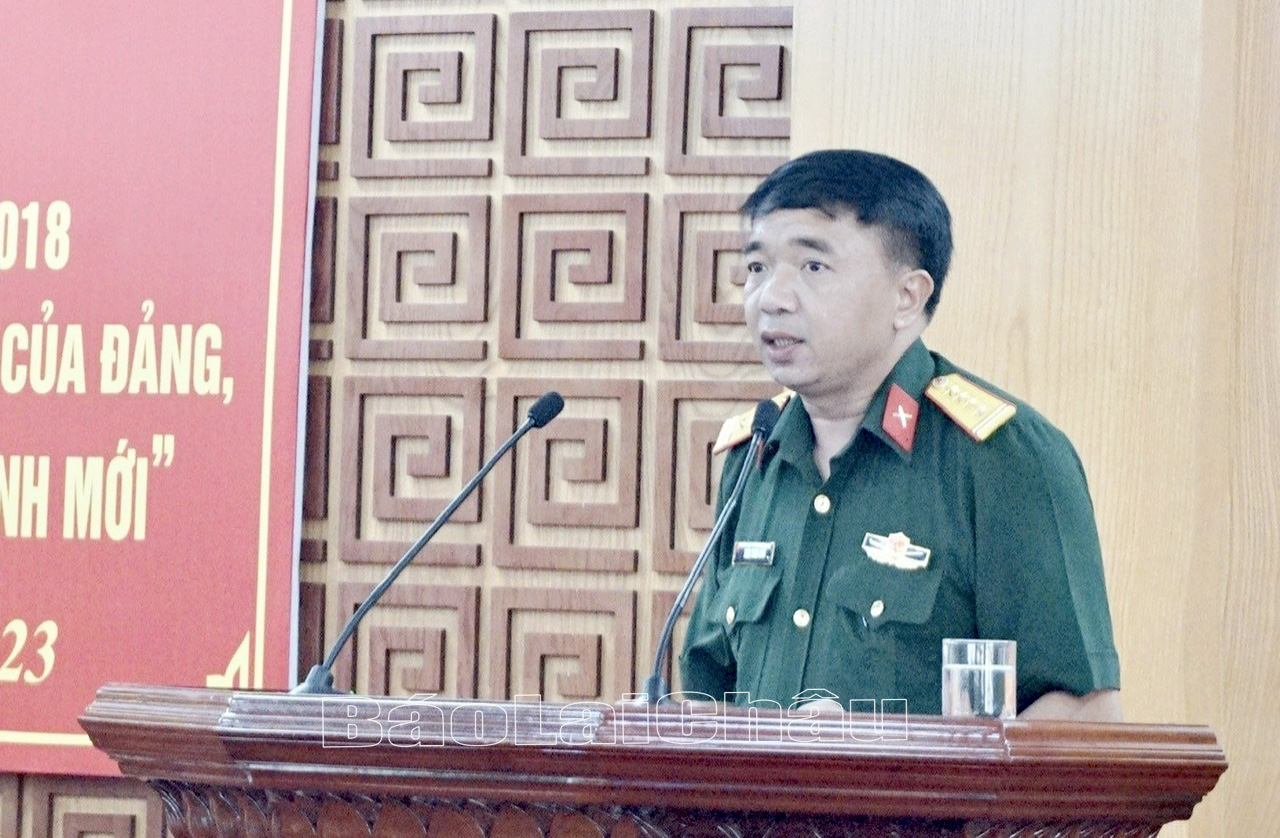 Đại biểu thảo luận.