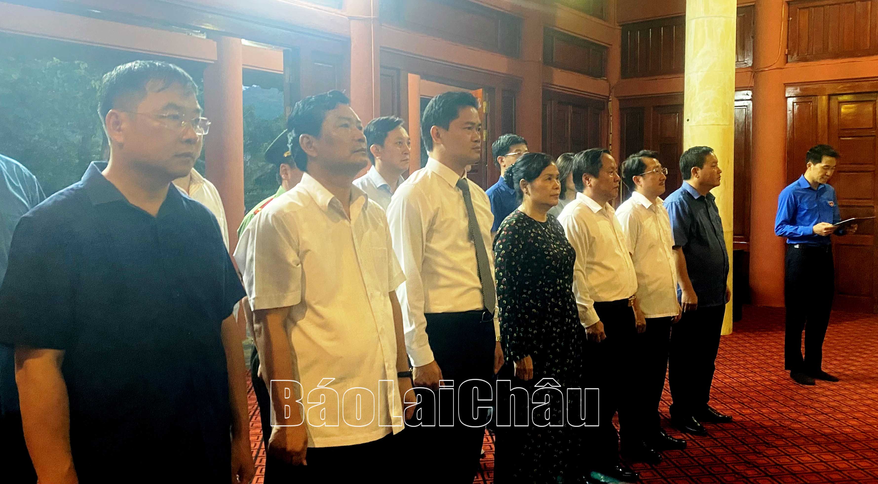 Đoàn đại biểu Ban Thường vụ Tỉnh ủy thắp hương tại Phòng thờ Hồ Chí Minh trước khi tiến hành dâng hoa, dâng hương viếng Nghĩa trang liệt sỹ tỉnh.