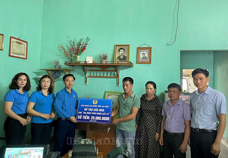 Đoàn công tác Liên đoàn Lao động tỉnh trao biển hỗ trợ sửa nhà cho bà Trần Thị Vân ở Khu phố 10, Thị trấn Than Uyên (huyện Than Uyên) là vợ liệt sĩ Trần Thế Phương. 