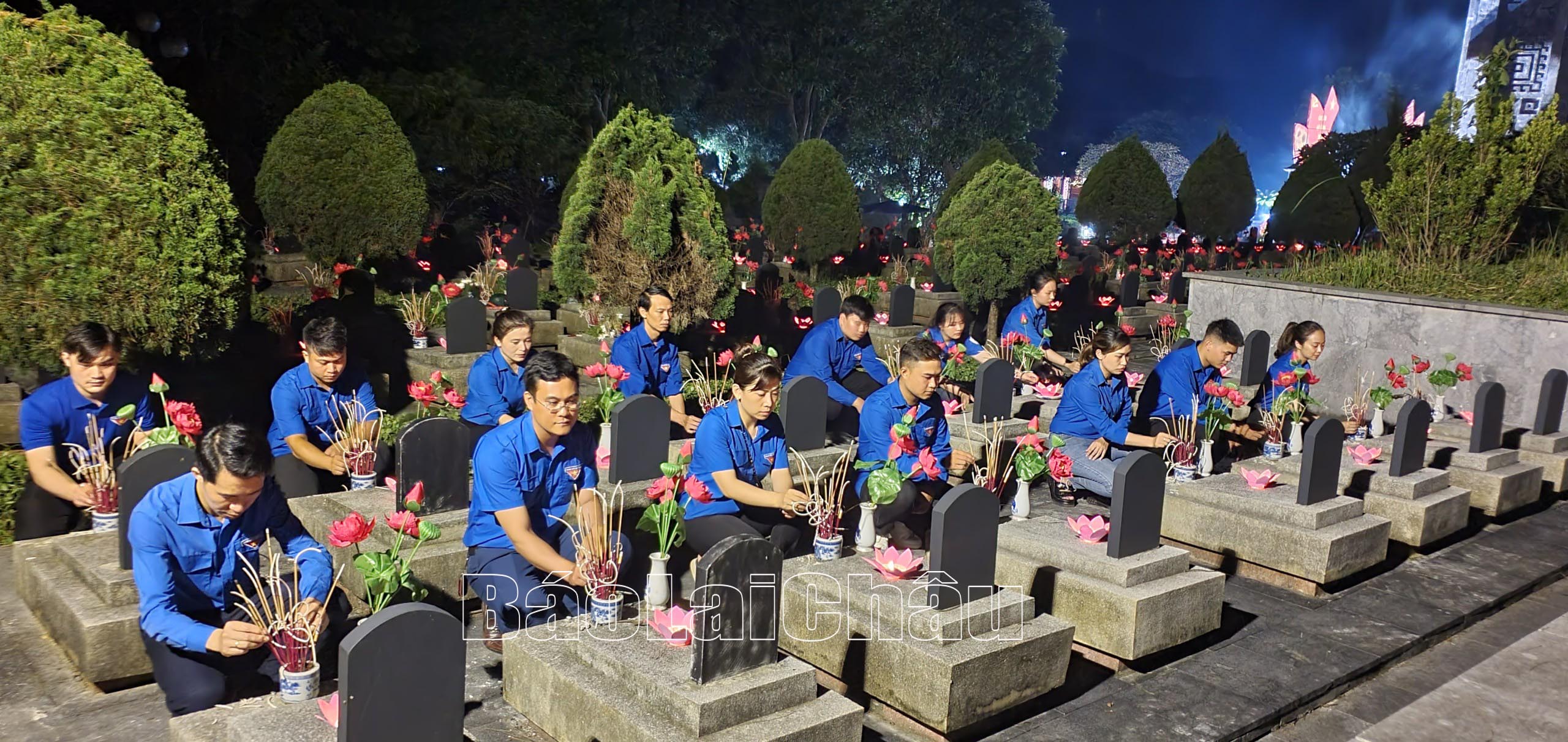 Lực lượng đoàn viên thanh niên thắp nén hương với tấm lòng thành kính dâng lên các anh hùng liệt sỹ.