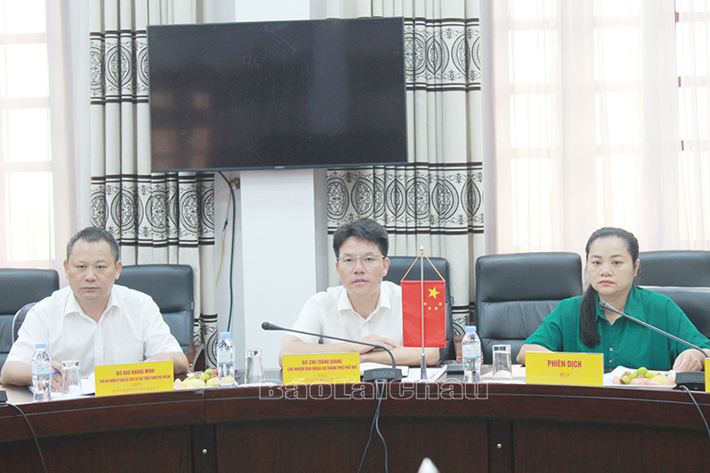 Đồng chí Chu Thành Quang - Trưởng Ban Ngoại vụ thành phố Phổ Nhĩ phát biểu tại buổi làm việc.