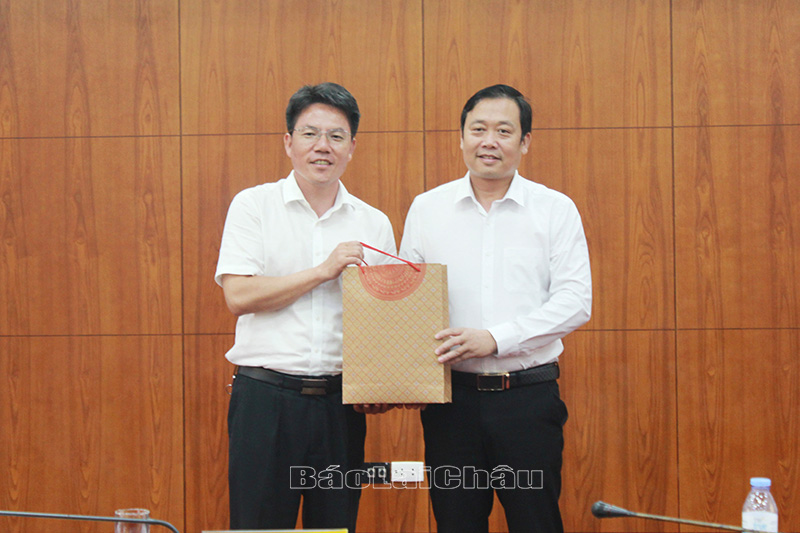 Đồng chí Đinh Quang Tuấn - Giám đốc Sở Ngoại vụ tỉnh Lai Châu tặng quà cho Ban Ngoại vụ thành phố Phổ Nhĩ.