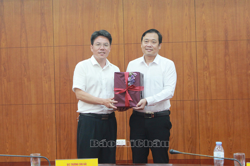 Đồng chí Chu Thành Quang - Trưởng Ban Ngoại vụ thành phố Phổ Nhĩ tặng quà Sở Ngoại vụ tỉnh Lai Châu.