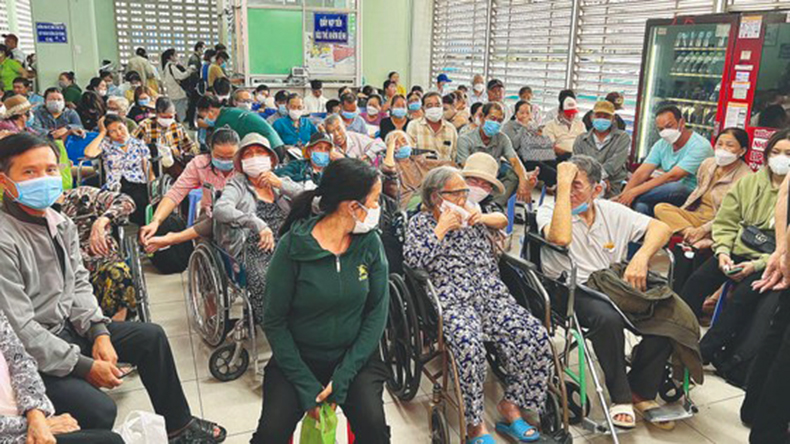 Người dân chờ khám, điều trị bệnh tại Bệnh viện Chợ Rẫy (TPHCM), sáng 24-7. Ảnh: Cao Thăng