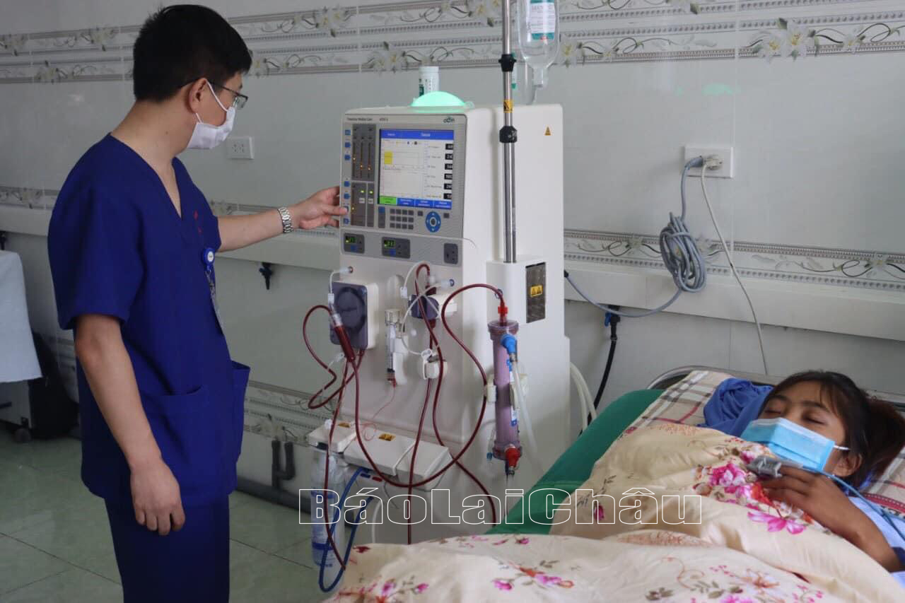 Tích cực chuyển giao kỹ thuật mới về tuyến huyện, nên Trung tâm Y tế huyện Sìn Hồ đã triển khai thành công kỹ thuật chạy thận nhân tạo, giúp người dân được điều trị bệnh ngay tại địa phương.