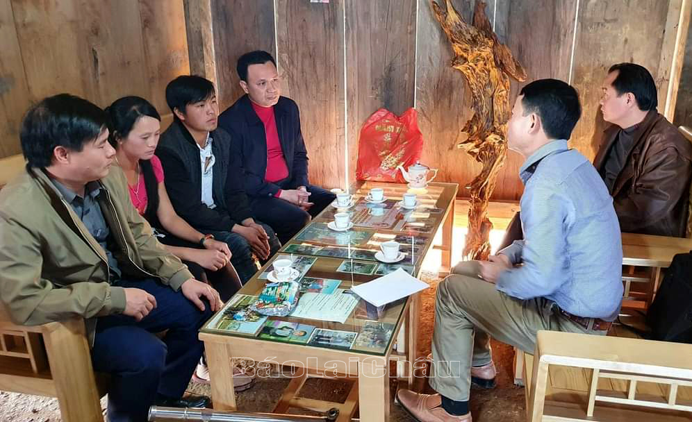 cùng các đồng chí lãnh đạo ban, đoàn thể huyện đến các hộ người dân tộc Mông vận động lập lại bàn bàn thờ theo phong tục truyền thống.