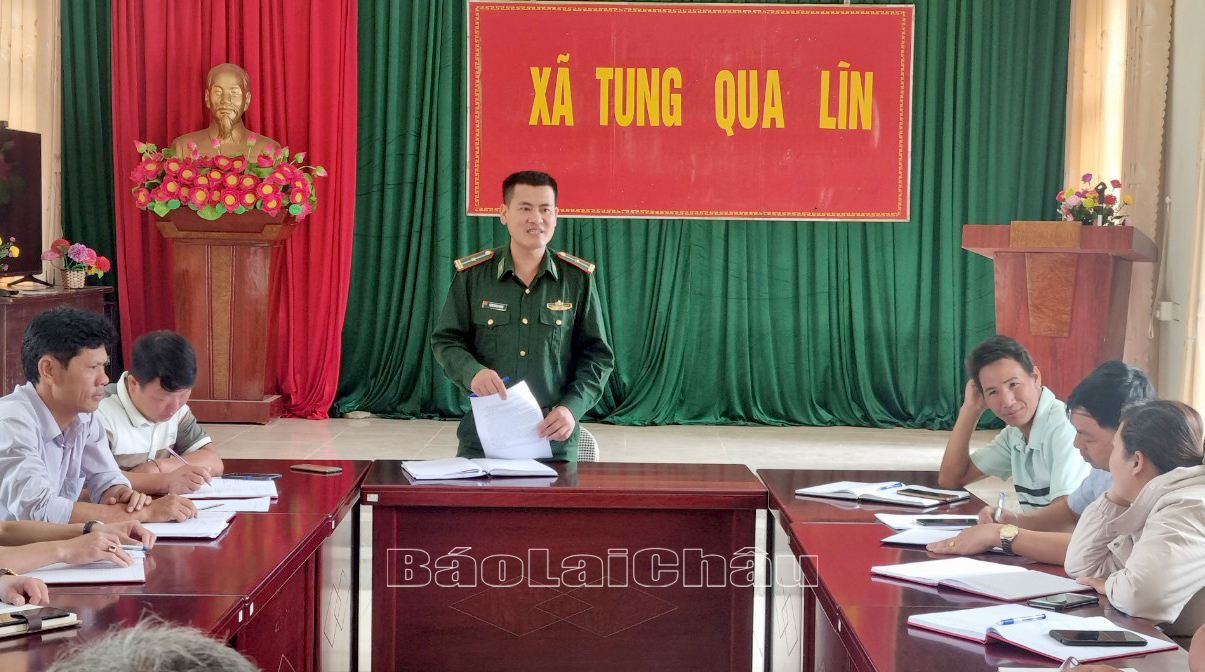 , Thiếu tá Đặng Văn Chung – Phó Bí thư Thường trực Đảng ủy xã Tung Qua Lìn họp giao ban triển khai nhiệm vụ công tác Tuyên giáo đến cán bộ, công chức xã.