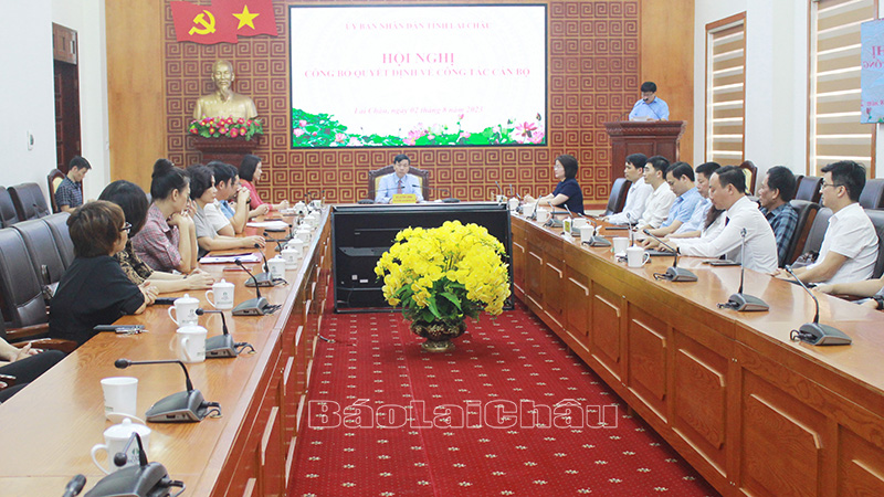 Quang cảnh Hội nghị công bố quyết định về công tác cán bộ.