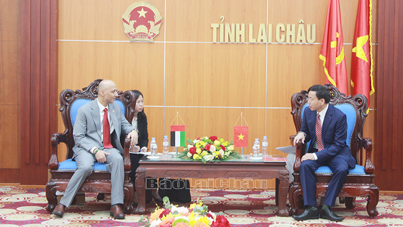 Đồng chí Lê Văn Lương - Phó Bí thư Tỉnh ủy, Chủ tịch UBND tỉnh Lai Châu giới thiệu với ngài Đại sứ Bader Almatrooshi về những tiềm năng, thế mạnh của Lai Châu.
