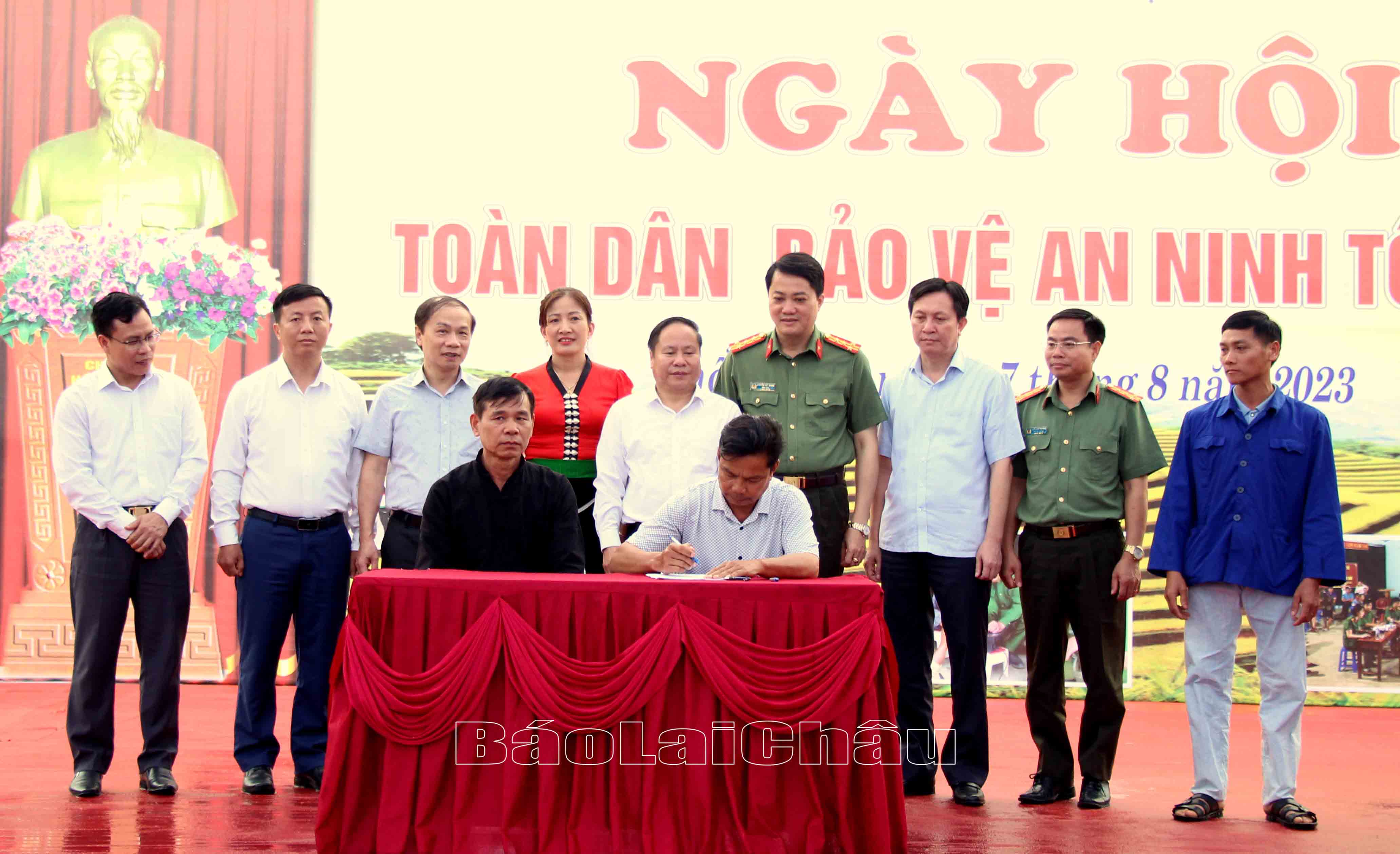 Lãnh đạo xã Khổng Lào và trưởng bản ký kết giao ước thi đua giữa các bản.