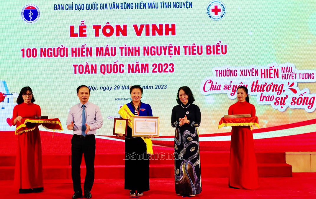Chị Tao Thị Thu Hương (ở giữa) tại Lễ tôn vinh 100 người hiến máu tiêu biểu toàn quốc năm 2023.
