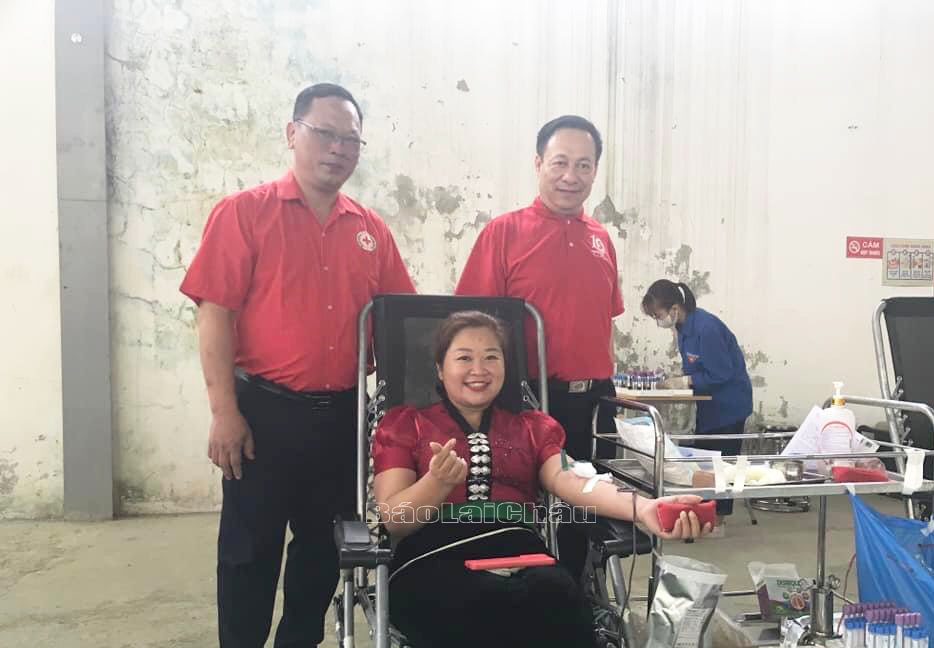 Chị Tao Thị Thu Hương tham gia hiến máu.