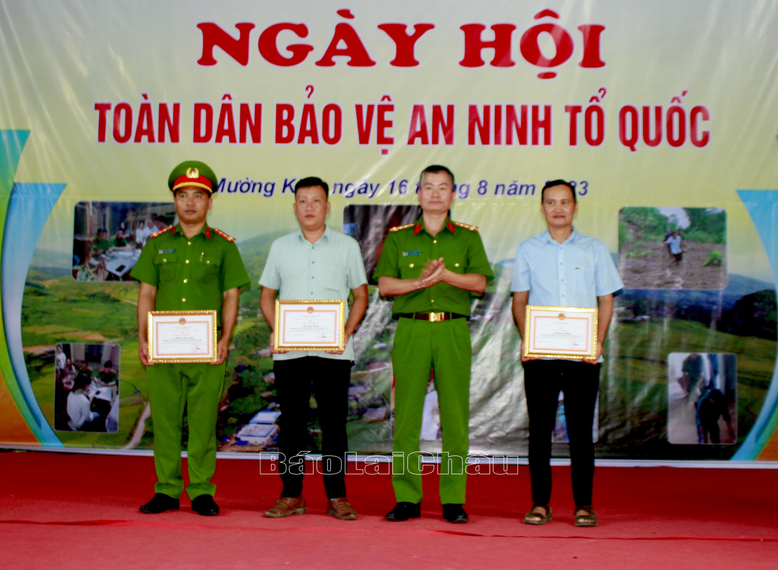 Đại tá Nguyễn Tuấn Hưng – Phó Giám đốc Công an tỉnh tặng Giấy khen của Giám đốc Công an tỉnh cho các cá nhân. 