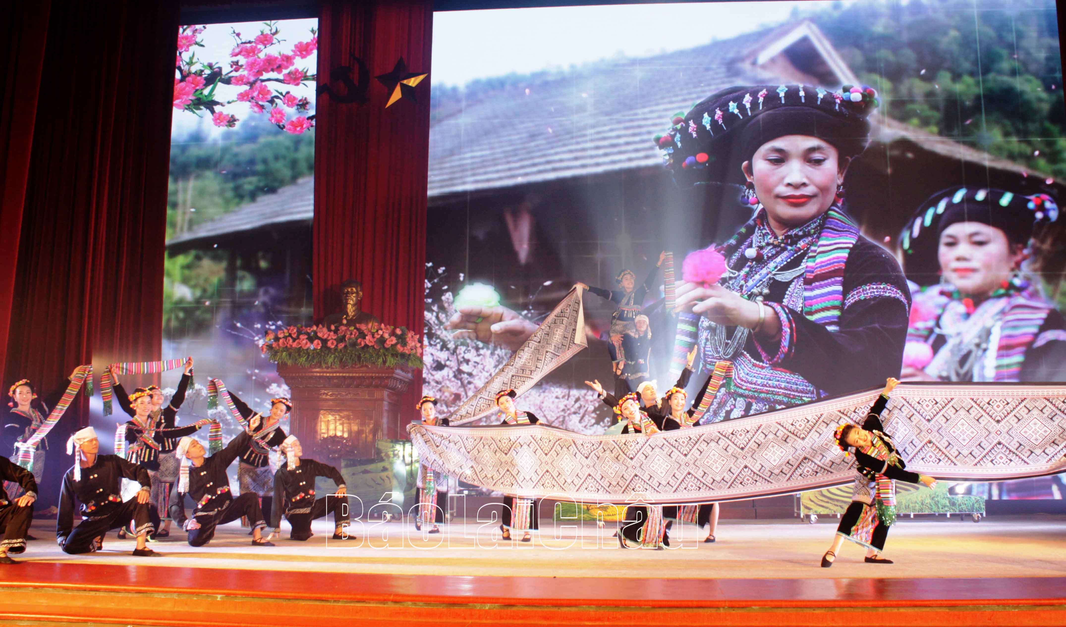Tiết mục múa "Hội mừng khăn mới" mang đậm đà bản sắc văn hóa dân tộc Lự.