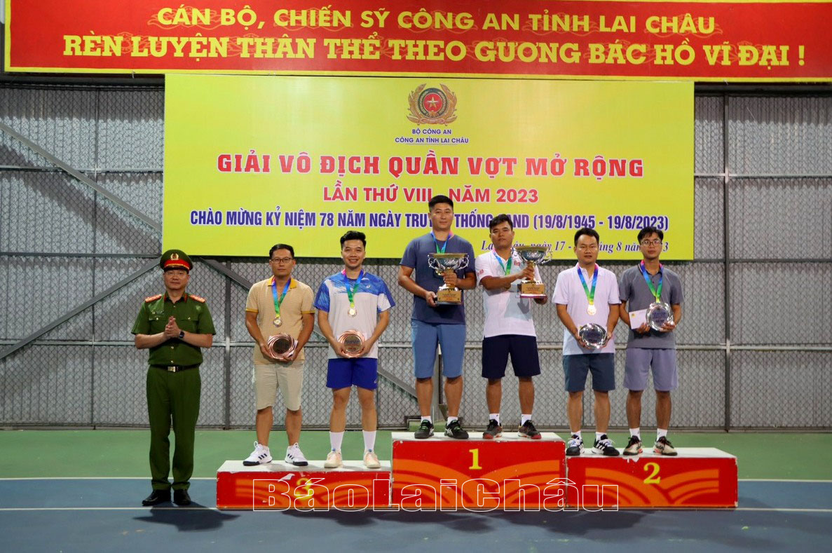 Đại tá Phạm Hải Đăng – Phó giám đốc Công an tỉnh trao giải Nhất, Nhì, Ba cho Đôi nam cán bộ, chiến sỹ CAND.