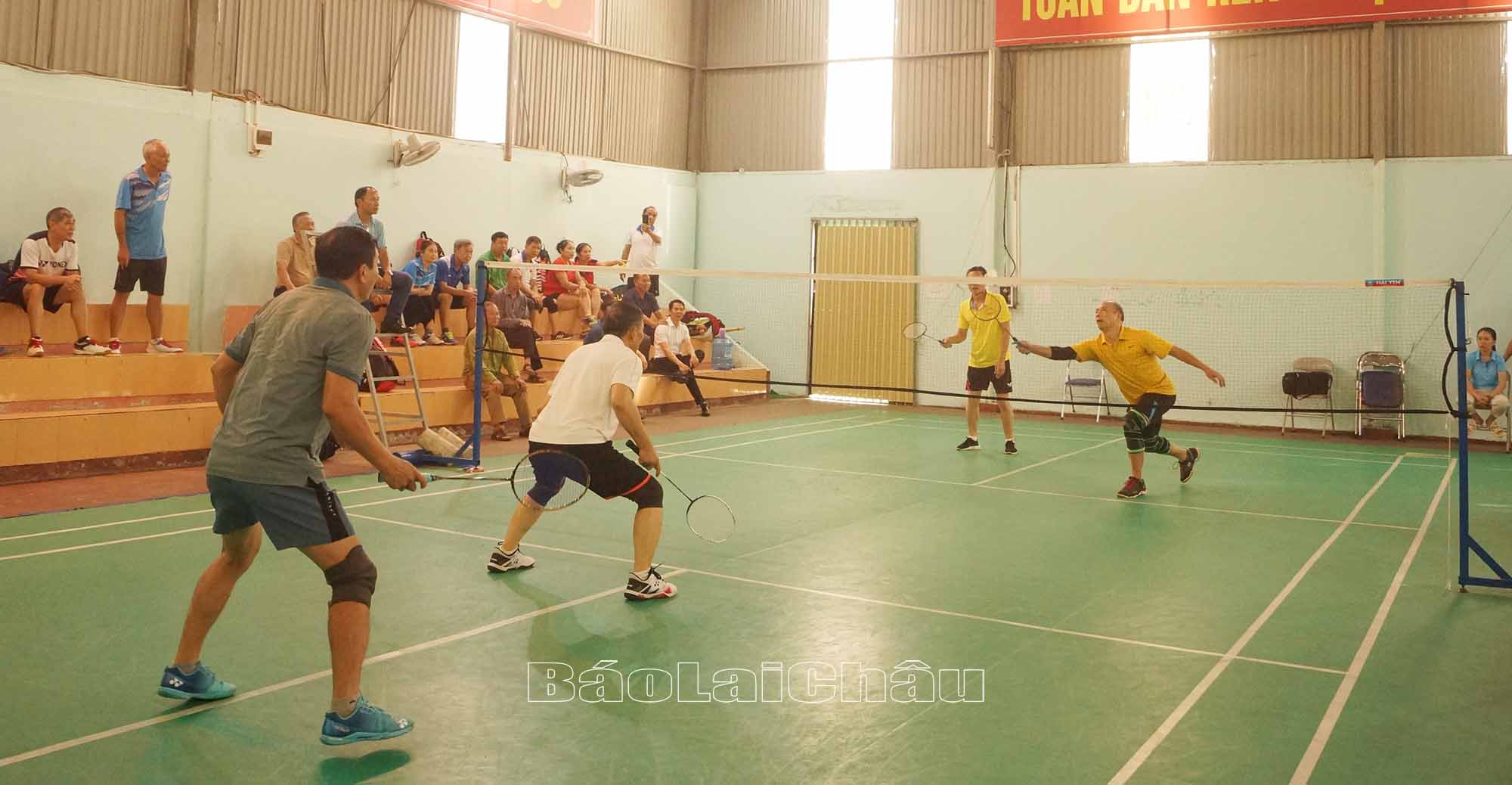 Trận thi đấu cầu lông giữa phường Đoàn Kết và phường Tân Phong.