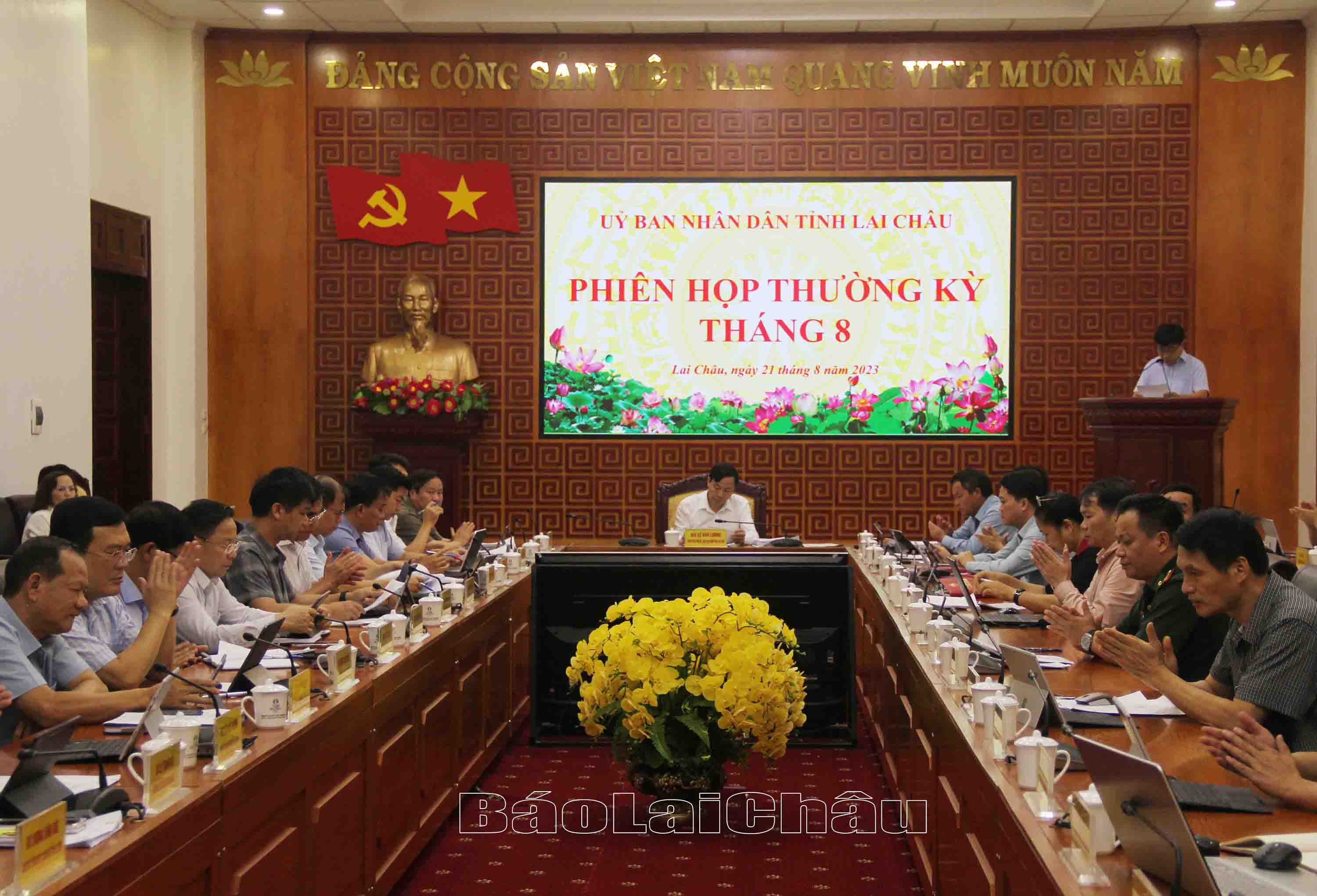 quang cảnh phiên họp