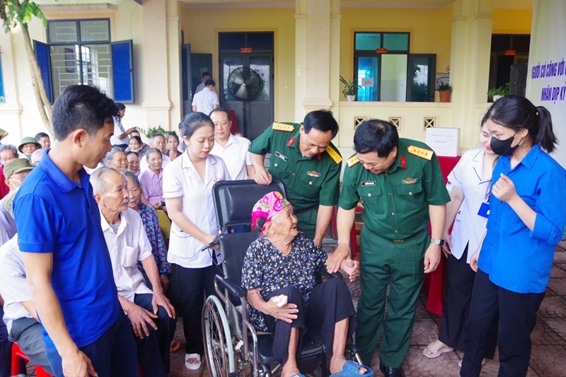  Phòng Quân y Cục Hậu cần và Bệnh viện Quân y 4 tặng trang thiết bị y tế cho Trạm xá xã Diễn Nguyên.