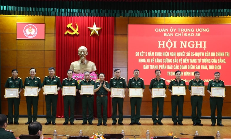  Thượng tướng Trịnh Văn Quyết trao Bằng khen của Chủ nhiệm Tổng cục Chính trị tặng các tập thể có thành tích xuất sắc trong bảo vệ nền tảng tư tưởng của Đảng, đấu tranh phản bác các quan điểm sai trái, thù địch giai đoạn 2018-2023.