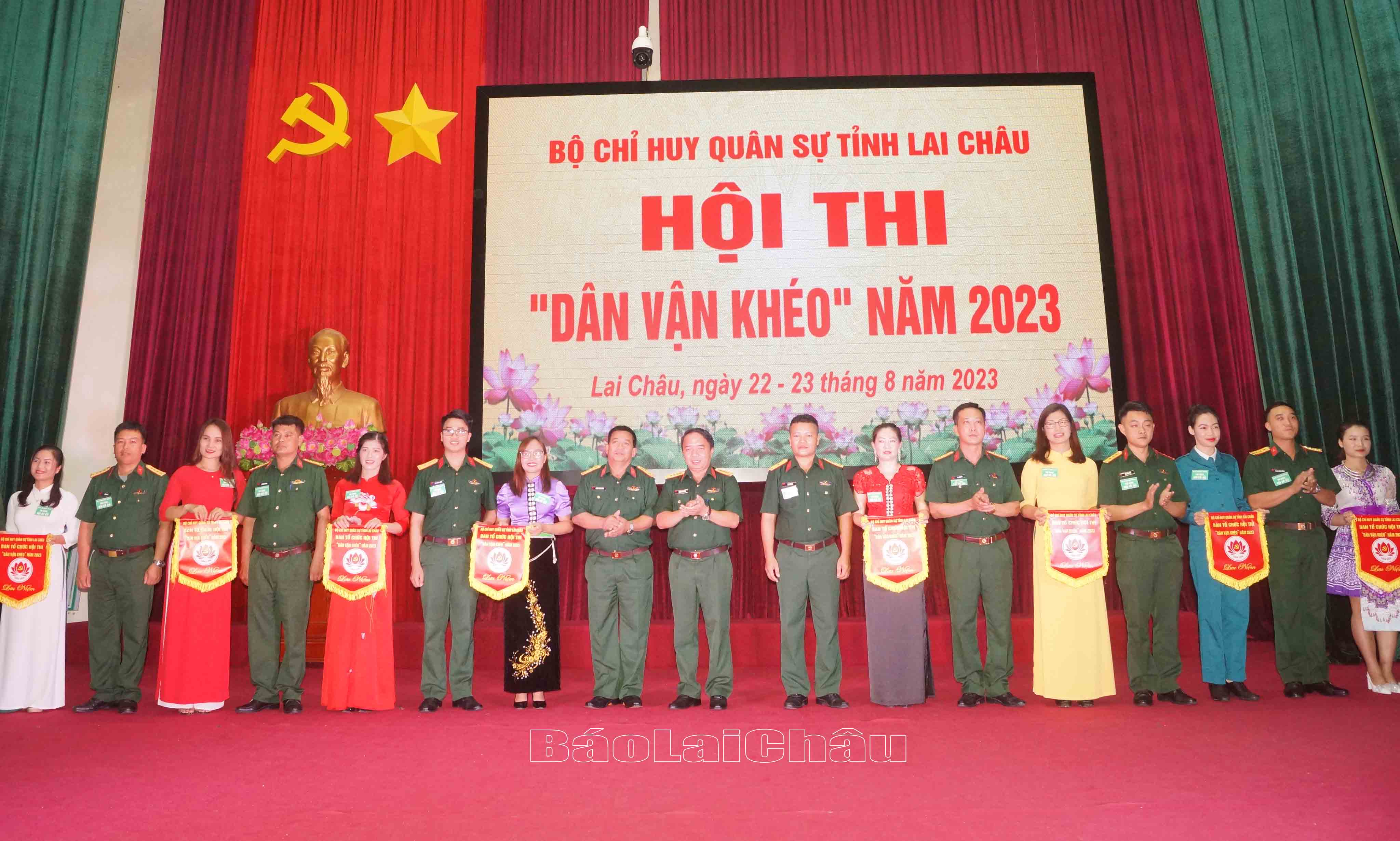 Ban Tổ chức trao cờ lưu niệm cho các đội thi