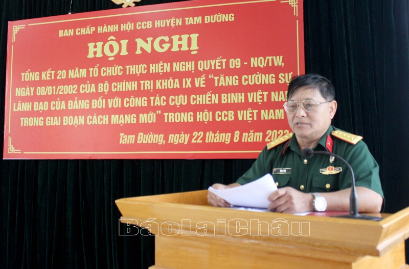 Đồng chí Mùa A Trá - Chủ tịch Hội Cựu Chiến binh tỉnh phát biểu tại hội nghị.