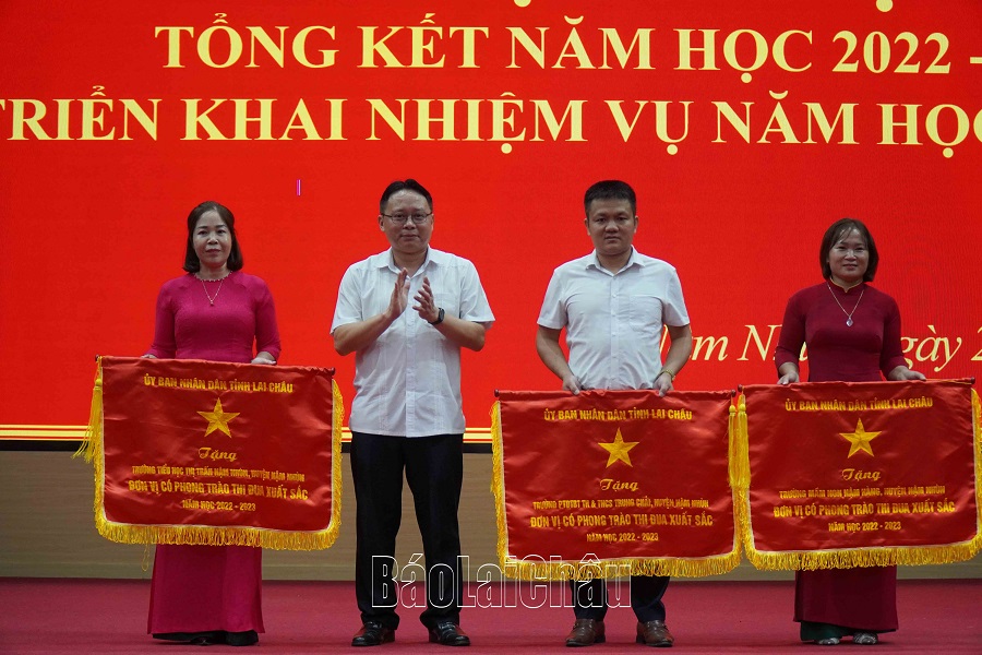 Đồng chí Trần Quốc Khanh trao “ Cờ thi đua của UBND tỉnh” cho các tập thể tiêu biểu, hoàn thành xuất sắc toàn diện nhiệm vụ giáo dục và đào tạo năm học 2022-2023.