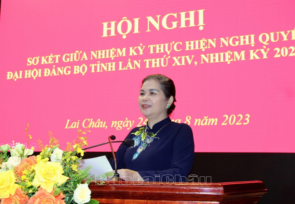 Đồng chí Giàng Páo Mỷ - Ủy viên Trung ương Đảng, Bí thư Tỉnh ủy, Chủ tịch HĐND, Trưởng Đoàn Đại biểu Quốc hội tỉnh phát biểu khai mạc hội nghị.