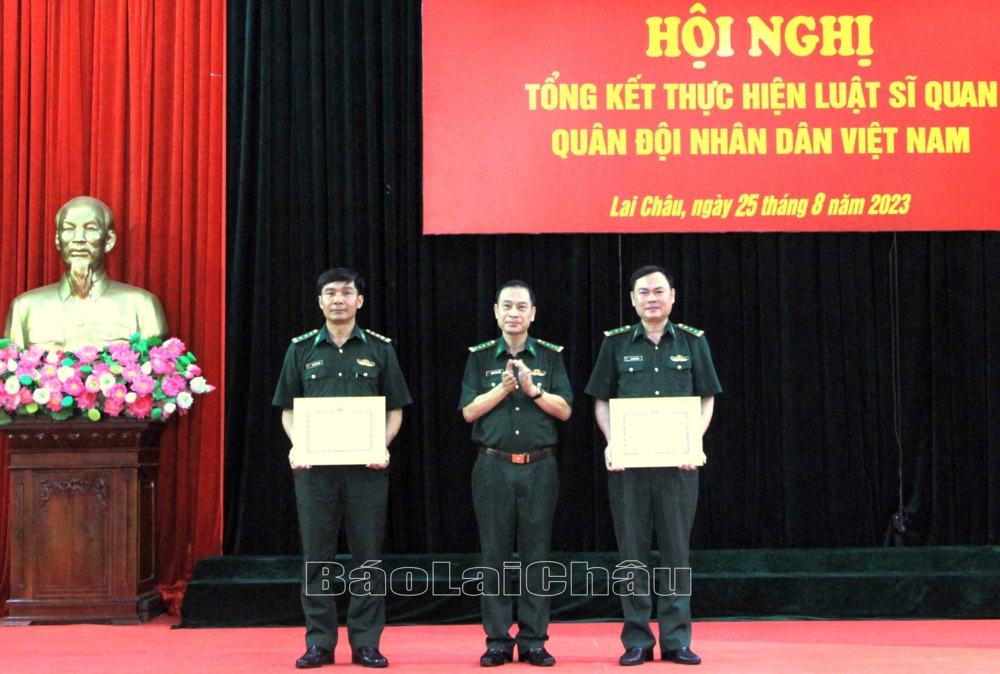 Đại tá Nguyễn Văn Hưng –Chính ủy Bộ Chỉ huy BĐBP tỉnh trao giấy khen cho các tập thể có thành tích xuất sắc trong thực hiện Luật Sĩ quan Quân đội Nhân dân Việt Nam.