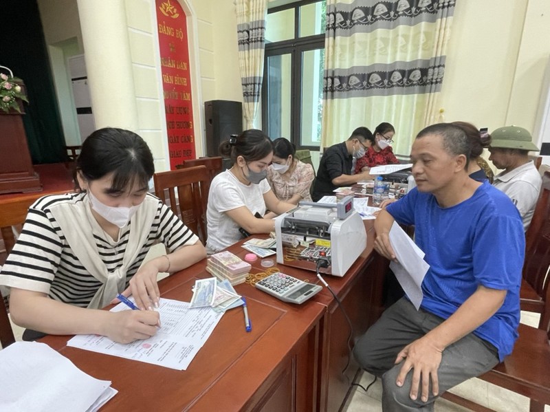Người dân xã Văn Bình hoàn thiện thủ tục theo quy định để nhận tiền chi trả, bồi thường giải phóng mặt bằng dự án đường vành đai 4.