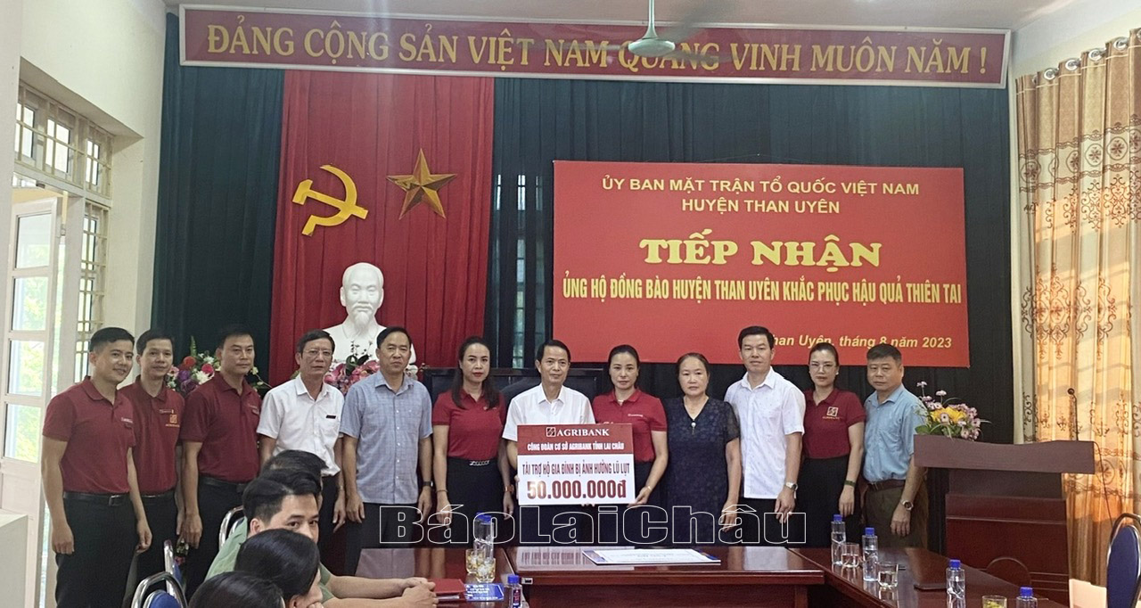 Đại diện lãnh đạo Công đoàn cơ sở Agribank Lai Châu cùng cán bộ, nhân viên Phòng giao dịch Agribank Than Uyên trao tặng số tiền ủng hộ đồng bào lũ lụt cho huyện Than Uyên.