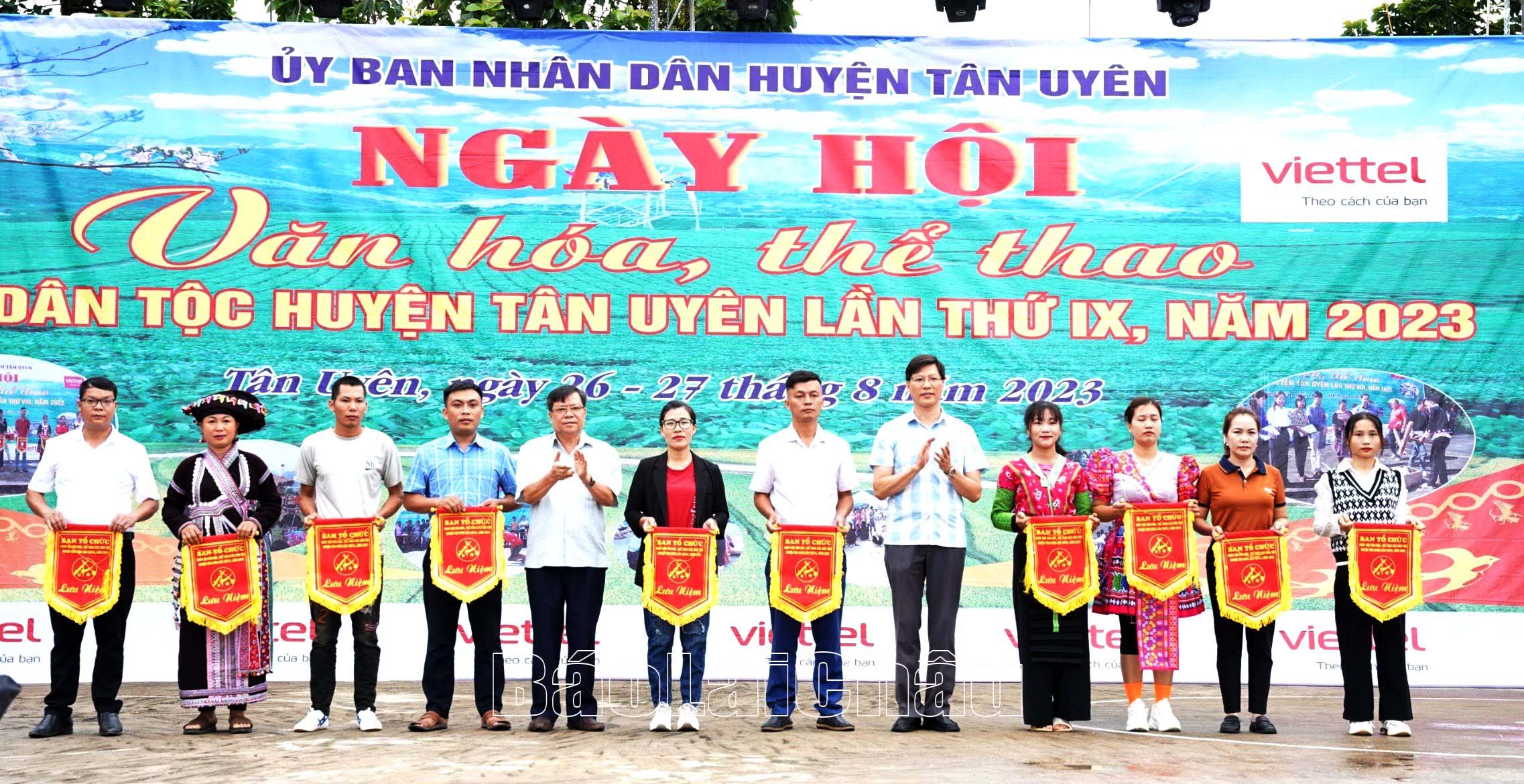 Các đồng chí lãnh đạo Huyện ủy, UBND huyện trao Cờ lưu niệm cho các đoàn tham gia Ngày hội.