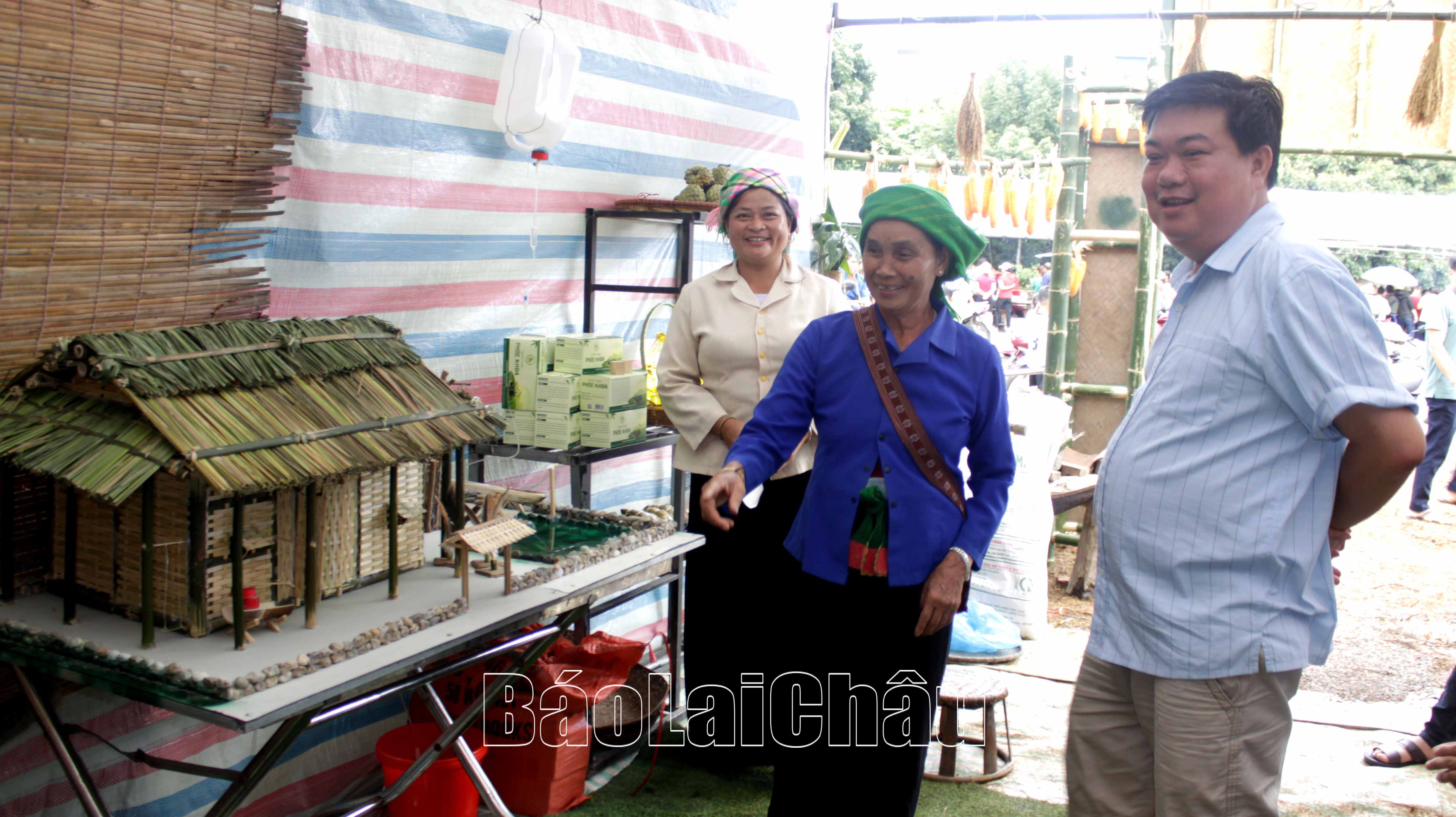 Bà con tham quan không gian trưng bày của xã Phúc Khoa.