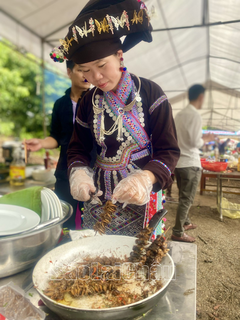 Chị em phụ nữ dân tộc Lào chế biến món ăn trong phần thi ẩm thực.