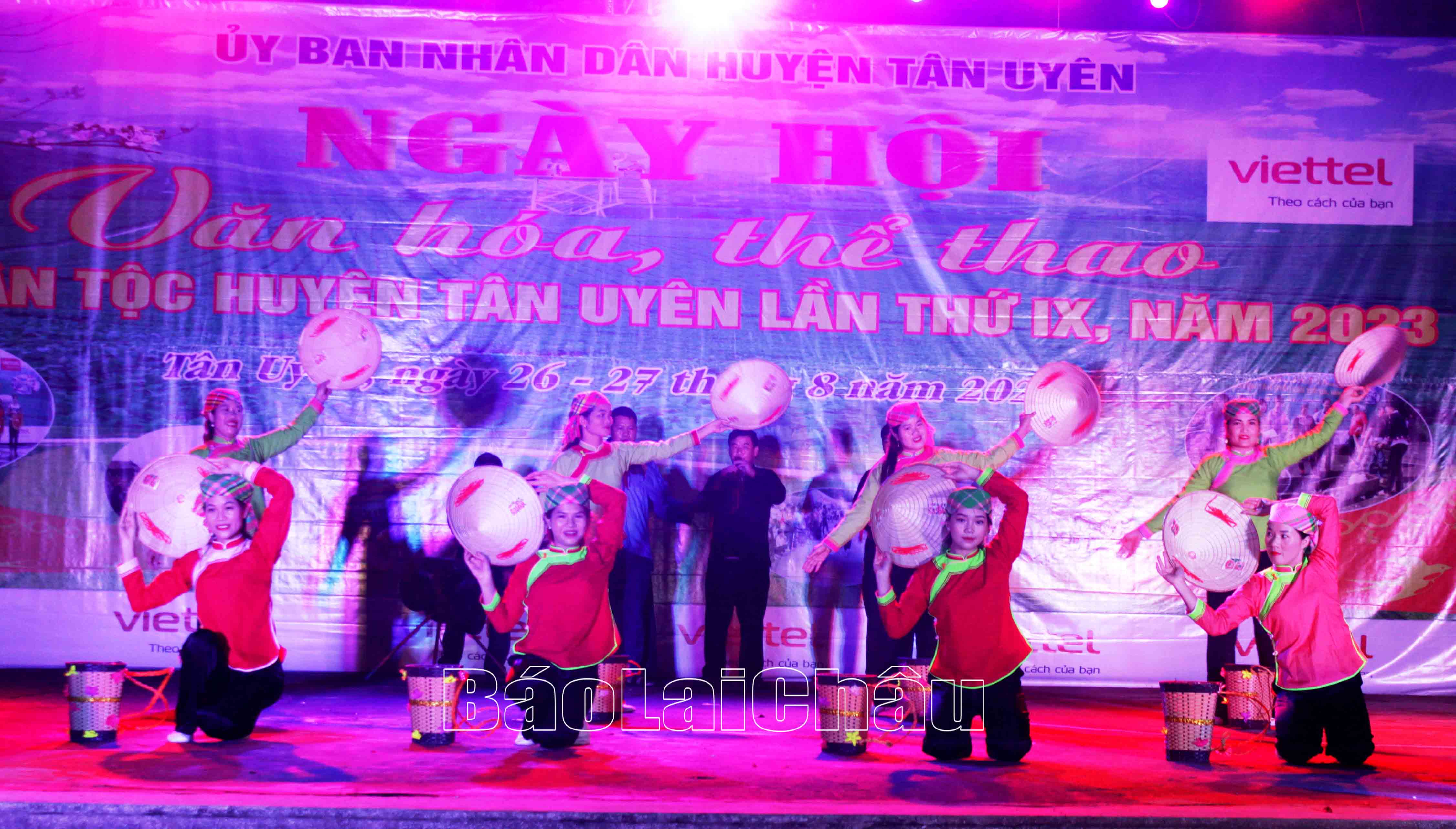 Tiết mục thi văn nghệ tại Ngày hội.