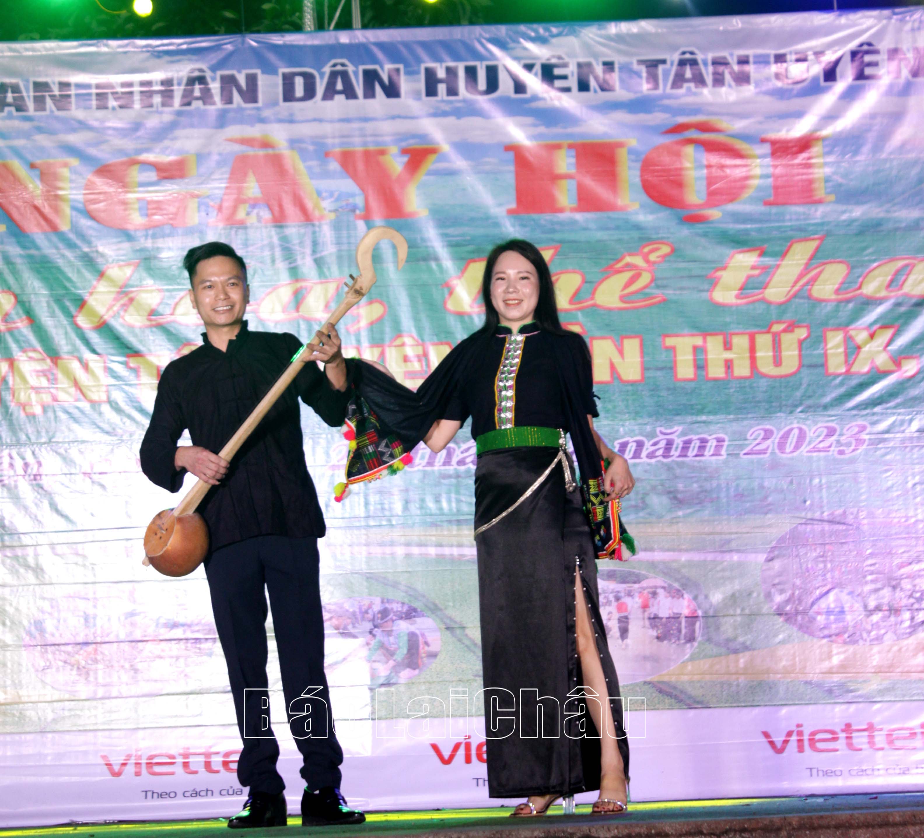 Phần thi trình diễn trang phục đồng bài dân tộc Thái tại Ngày hội.