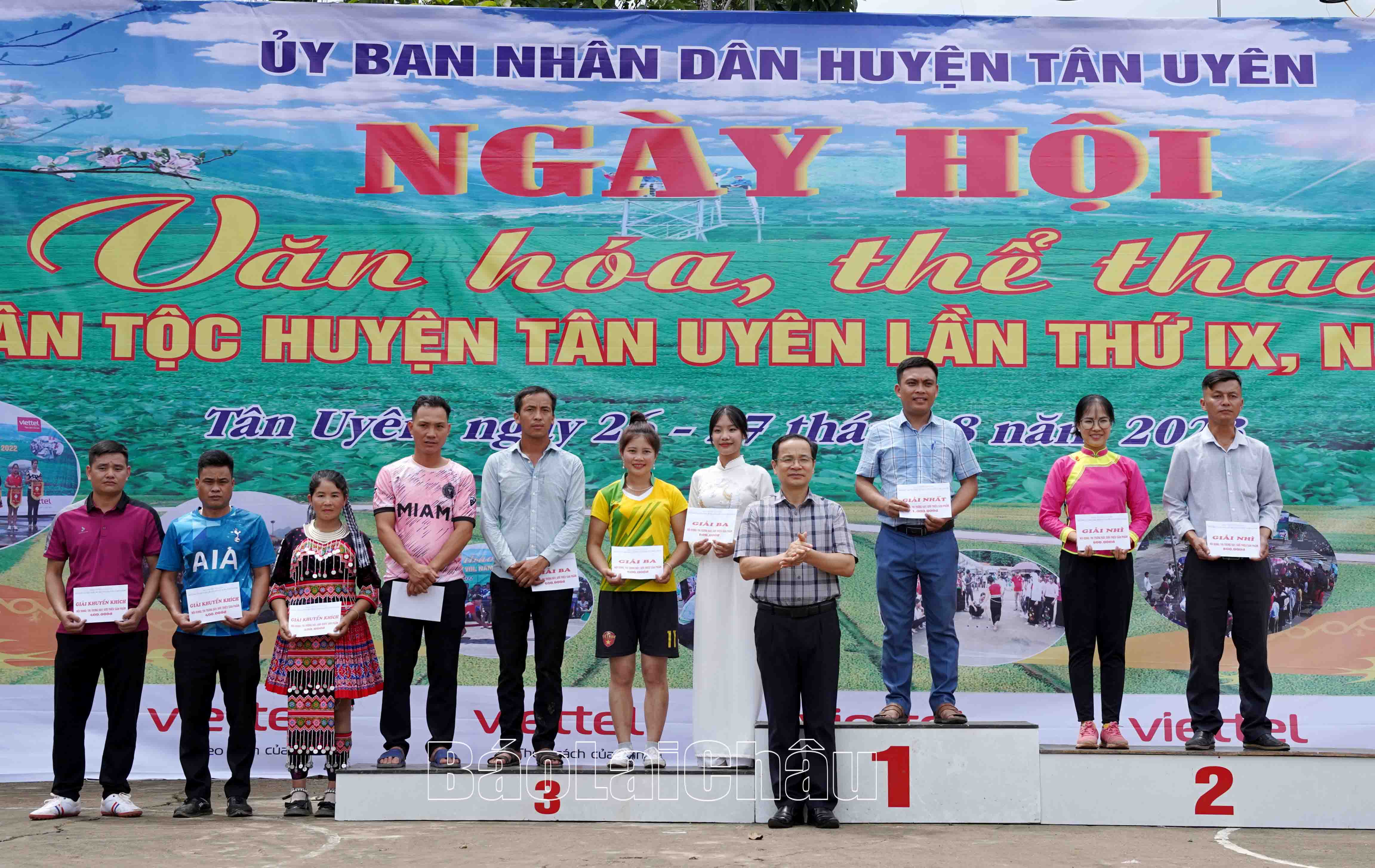 Đồng chí Phạm Ngọc Lệ - Trưởng Ban Tuyên giáo trao giải cho các đội đạt thành tích cao tại Ngày hội.